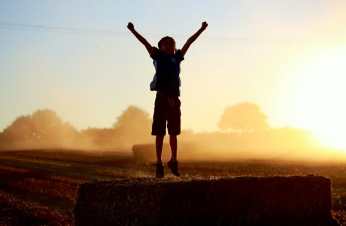 14岁男生在学校性格活泼，回到家却不愿说话，怎么办？